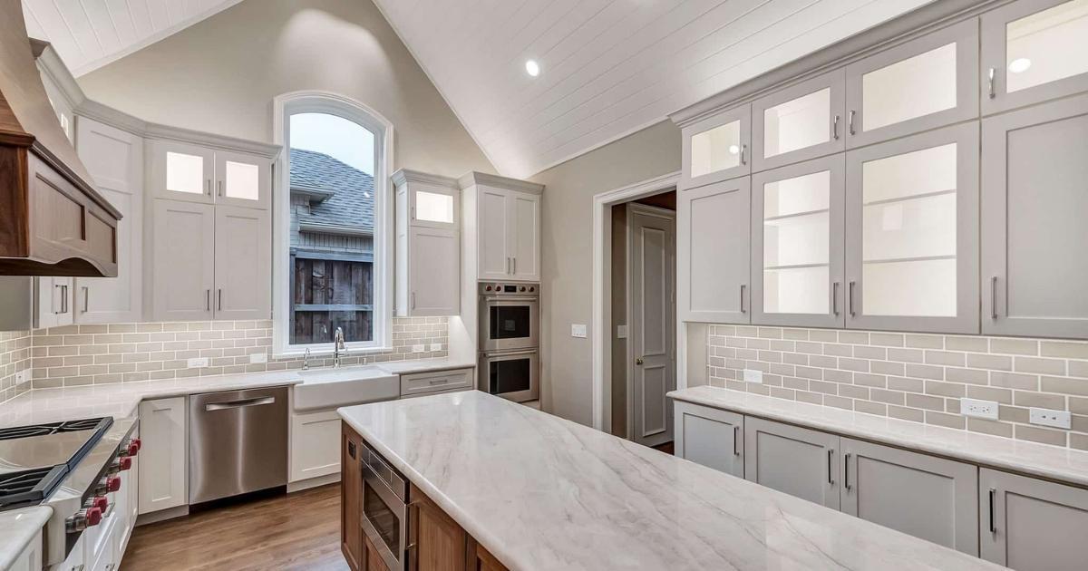 Frisco TX kitchen remodel with vaulted ceiling farmhouse sink and bright cabinetry